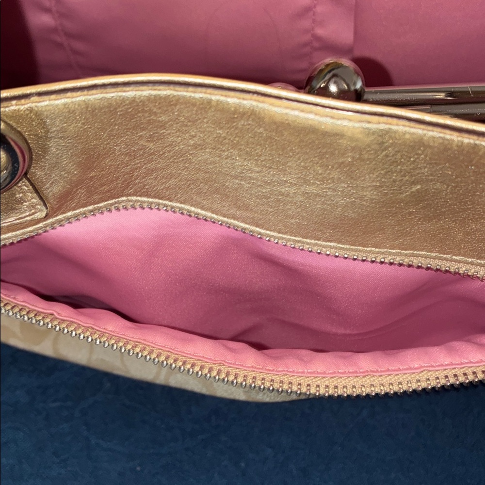 Large Coach Signature Tote w/Kisslock - Picture 7 of 12